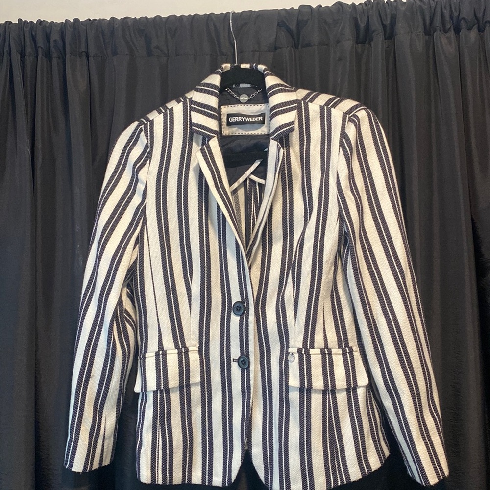 GERRY WEBER BLAZER FOR A VERY GOOD PRICE. SIZE US WOMENS 4